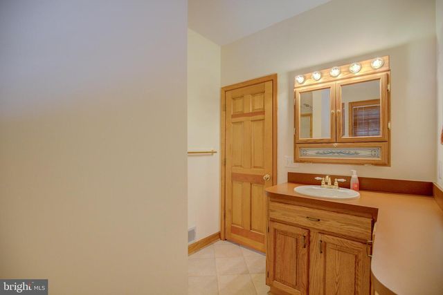 813 BLACKS HILL RD, Great Falls, VA 22066
