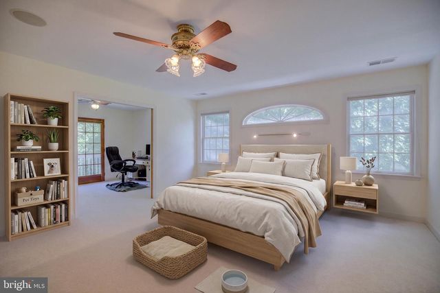 813 BLACKS HILL RD, Great Falls, VA 22066