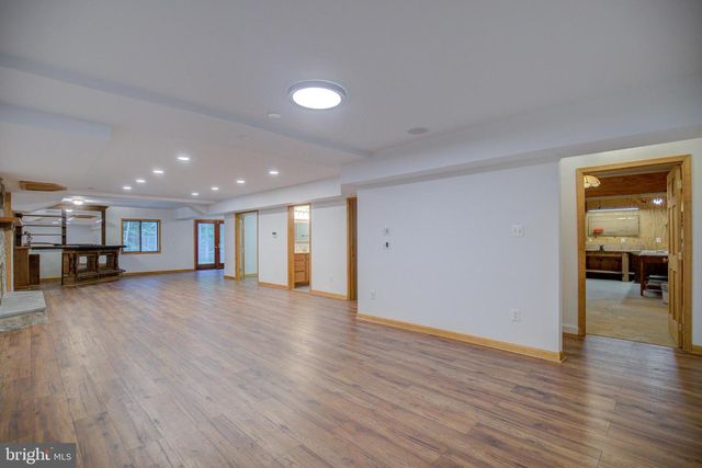 813 BLACKS HILL RD, Great Falls, VA 22066