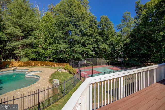 813 BLACKS HILL RD, Great Falls, VA 22066