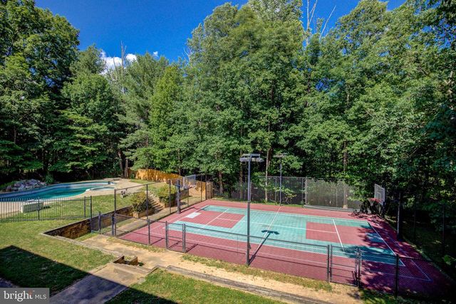 813 BLACKS HILL RD, Great Falls, VA 22066