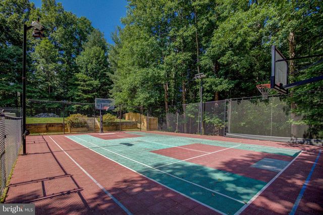 813 BLACKS HILL RD, Great Falls, VA 22066