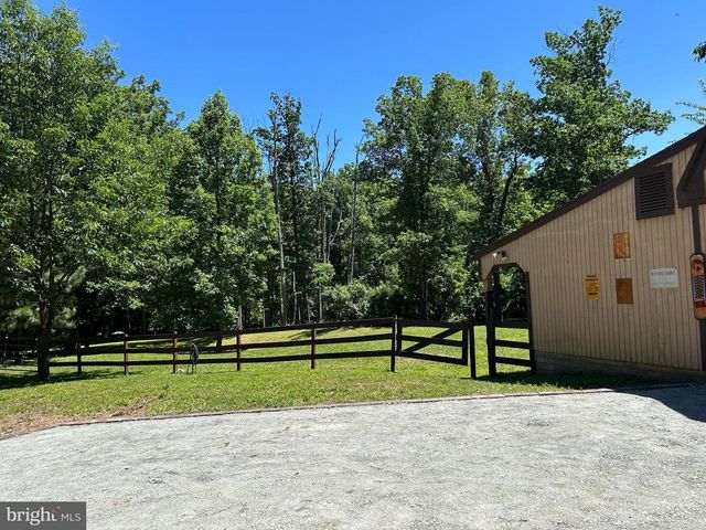 813 BLACKS HILL RD, Great Falls, VA 22066