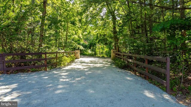 813 BLACKS HILL RD, Great Falls, VA 22066