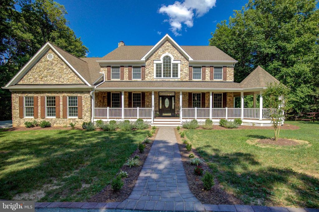 813 BLACKS HILL RD, Great Falls, VA 22066
