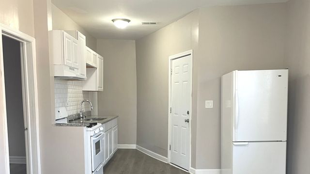 8400 S Burley Avenue, Chicago, IL 60617