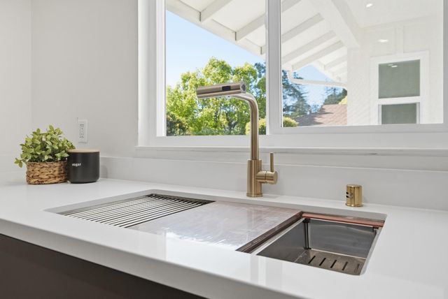 10910 Glen Artney Street, Oakland, CA 94605