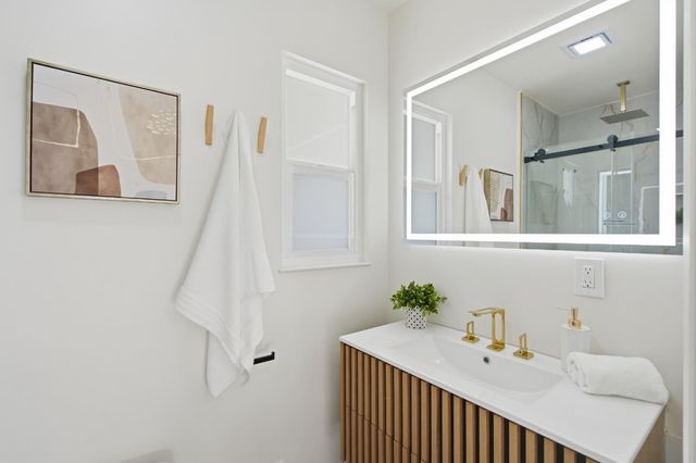 10910 Glen Artney Street, Oakland, CA 94605