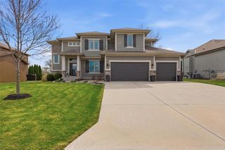 1009 SW Drake Circle, Lee's Summit, MO 64082