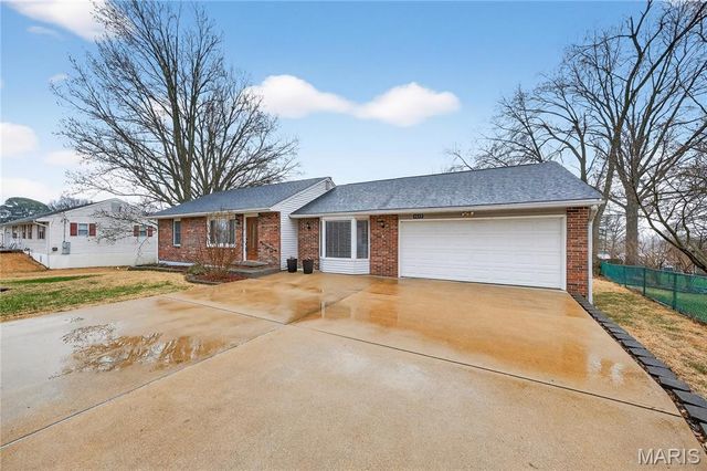 4632 Ringer Road, St Louis, MO 63129