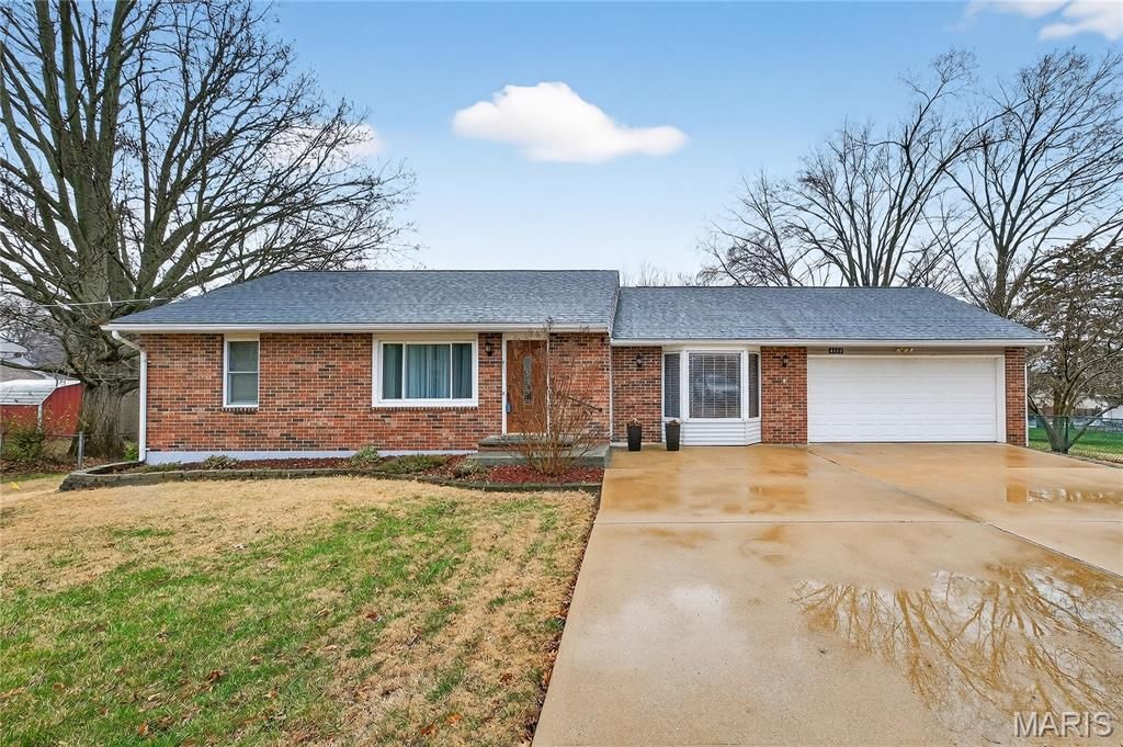 4632 Ringer Road, St Louis, MO 63129
