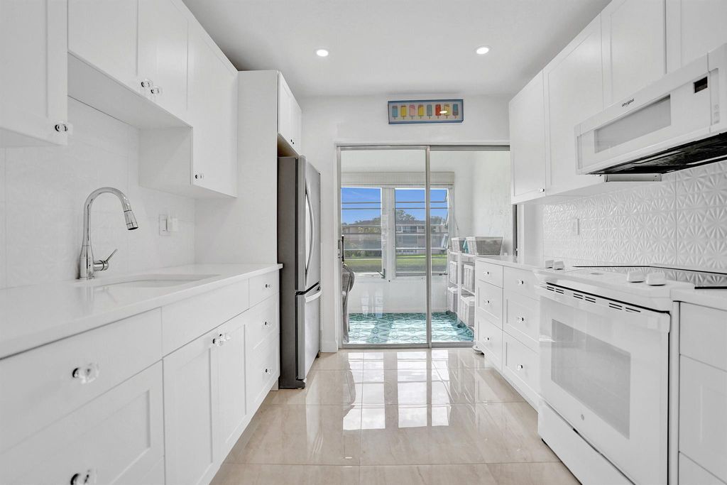 32 Abbey Lane 205, Delray Beach, FL 33446