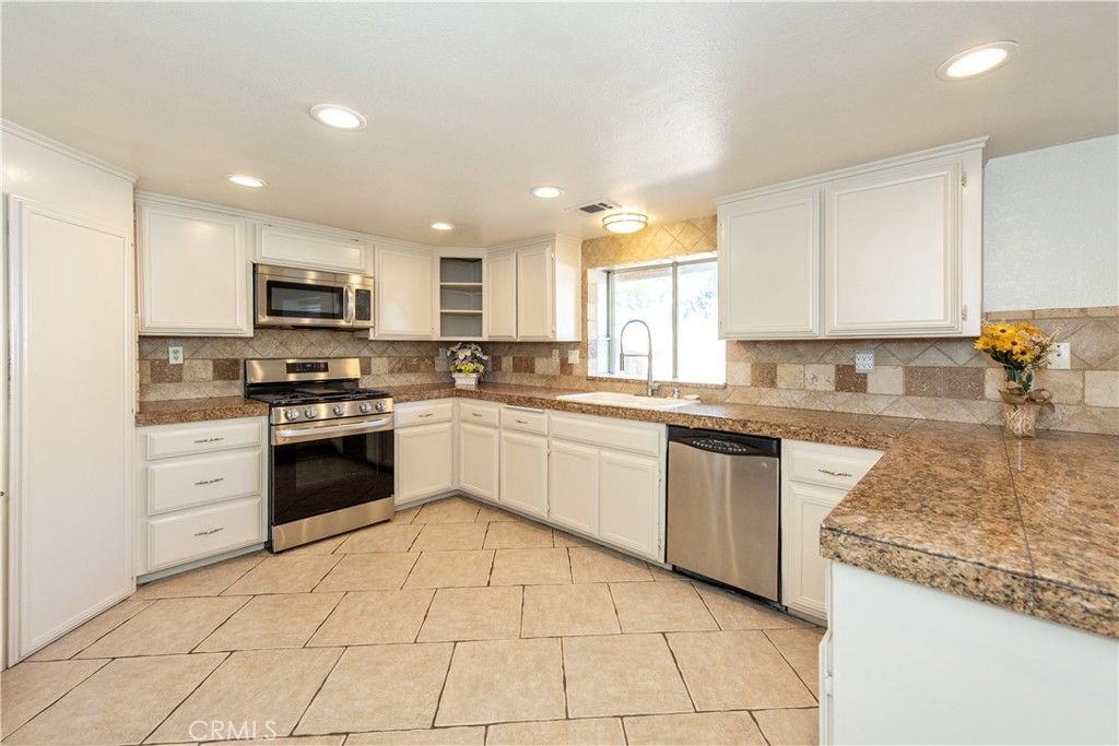 Image 6 of property listing at 12685 Pinehurst, Victorville, CA 92395