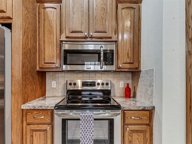 126 Stone Hollow Crossing, Midwest City, OK 73130