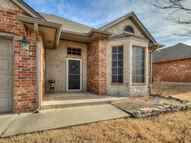 126 Stone Hollow Crossing, Midwest City, OK 73130