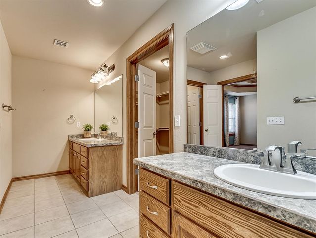 126 Stone Hollow Crossing, Midwest City, OK 73130
