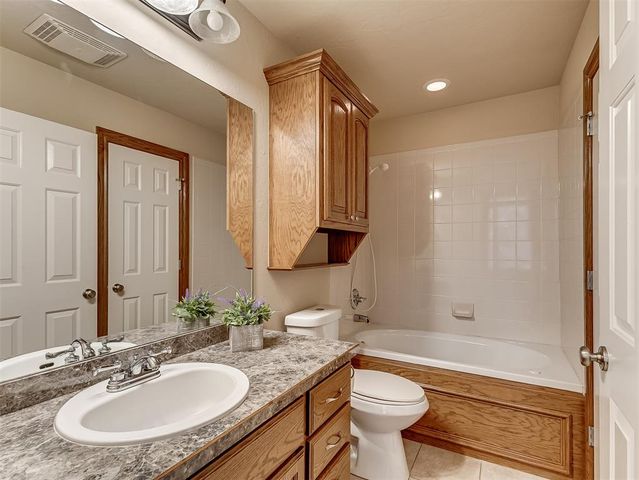 126 Stone Hollow Crossing, Midwest City, OK 73130