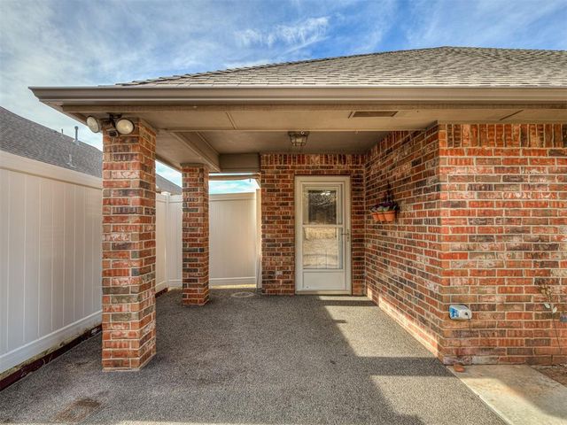126 Stone Hollow Crossing, Midwest City, OK 73130