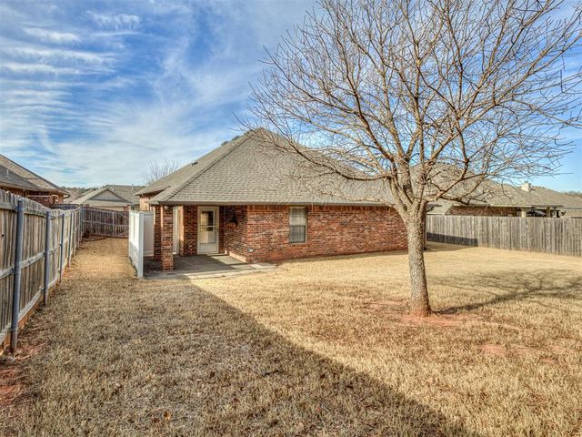 126 Stone Hollow Crossing, Midwest City, OK 73130