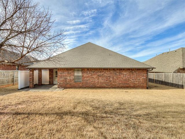 126 Stone Hollow Crossing, Midwest City, OK 73130