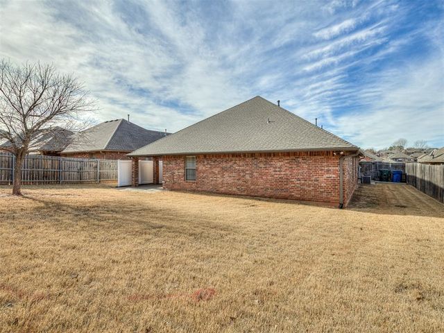 126 Stone Hollow Crossing, Midwest City, OK 73130