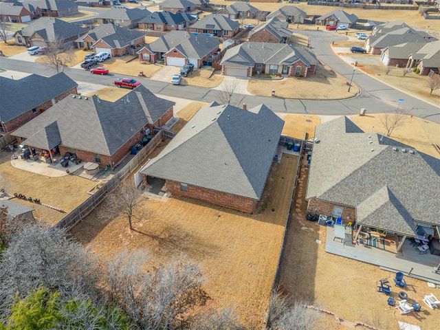 126 Stone Hollow Crossing, Midwest City, OK 73130