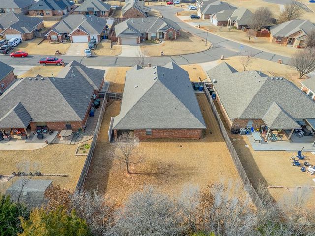 126 Stone Hollow Crossing, Midwest City, OK 73130