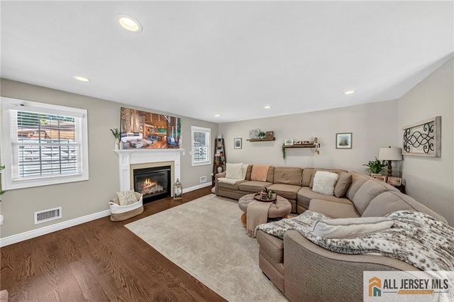 43 Pennington Avenue, Colonia, NJ 07067
