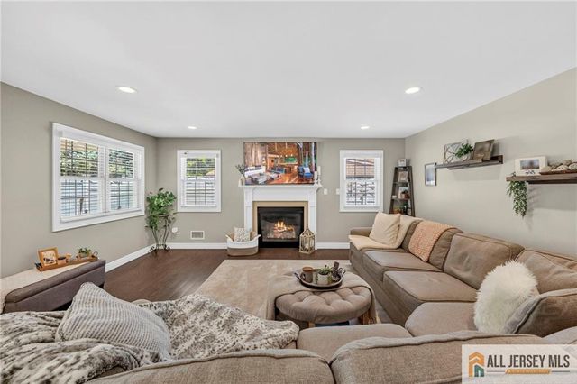 43 Pennington Avenue, Colonia, NJ 07067