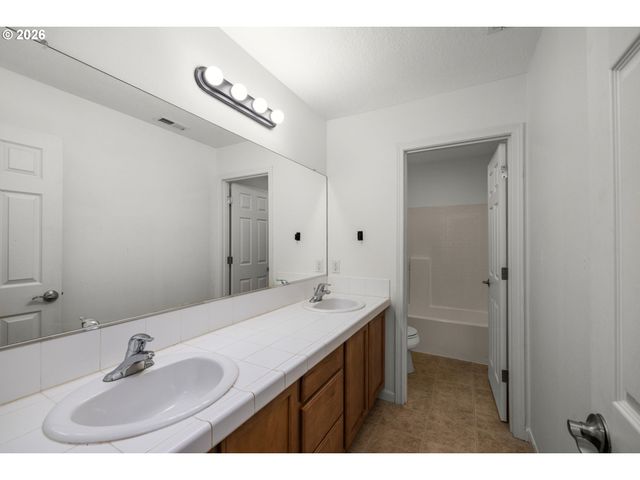 20125 MOSSY MEADOWS Ave, Oregon City, OR 97045
