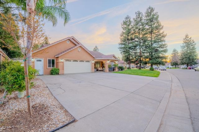 3931 E Elowin Avenue, Visalia, CA 93292