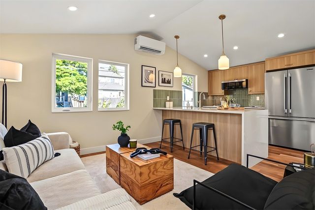 2412 Queen Ann Avenue N, Seattle, WA 98109
