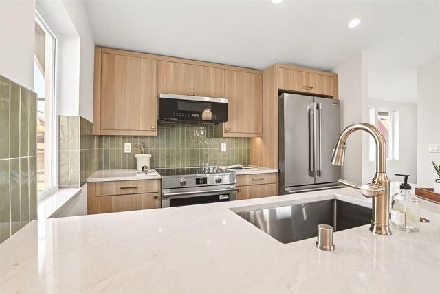 2412 Queen Ann Avenue N, Seattle, WA 98109