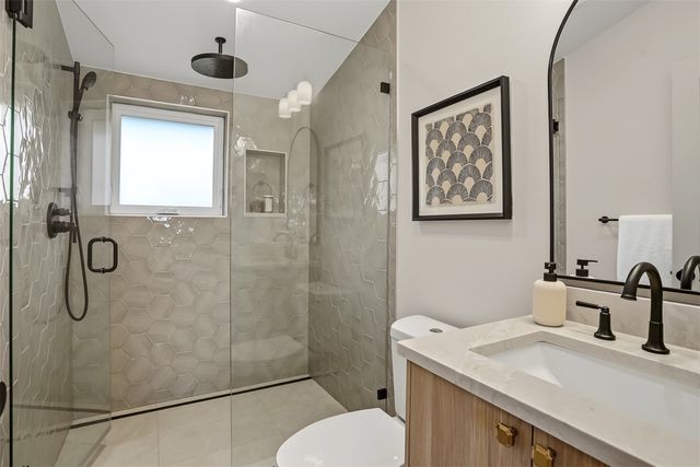 2412 Queen Ann Avenue N, Seattle, WA 98109