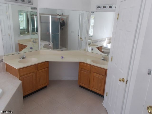 11 Shadow Hill Way, Washington Twp., NJ 07840
