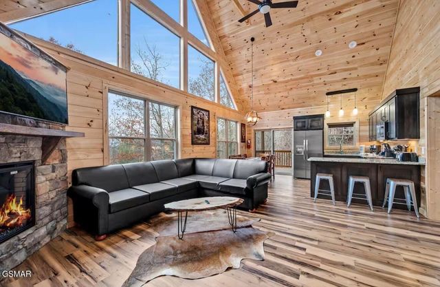 2184 Beach Front Drive, Sevierville, TN 37876