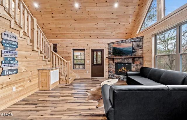 2184 Beach Front Drive, Sevierville, TN 37876