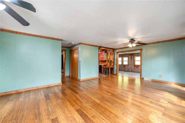 2576 58th St Lane, Vinton, IA 52349