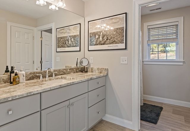 7 Jewell Crossing, Mendon, MA 01756