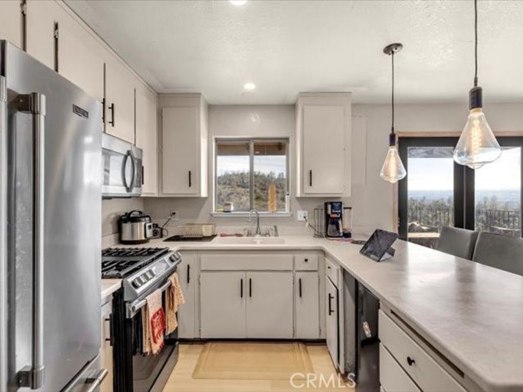 Image 9 of property listing at 14091 Highview Trail, Redding, CA 96003