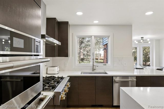 2532 Cedar Brook Court, Rochester Hills, MI 48309