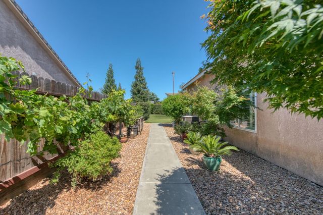 2665 Cypress Avenue, Clovis, CA 93611
