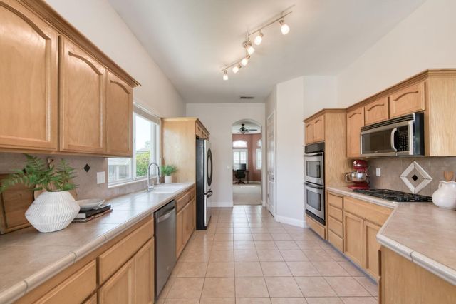 2665 Cypress Avenue, Clovis, CA 93611