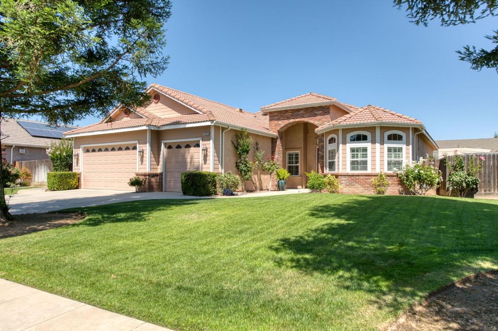 2665 Cypress Avenue, Clovis, CA 93611