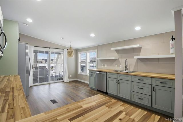 29224 Hidden River, Gibraltar, MI 48173