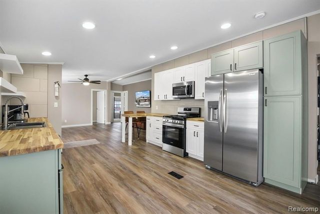 29224 Hidden River, Gibraltar, MI 48173