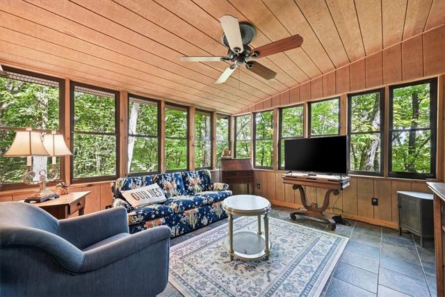90 Oak Lane, Pocono Twp, PA 18370
