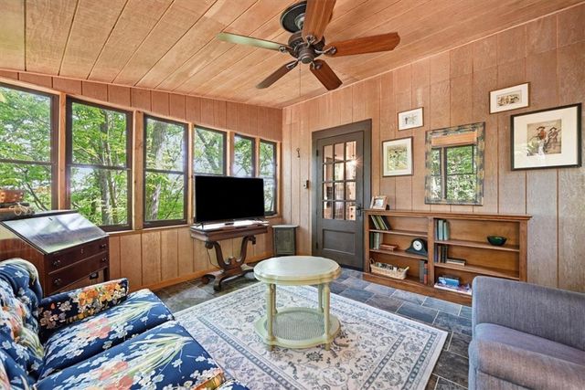 90 Oak Lane, Pocono Twp, PA 18370