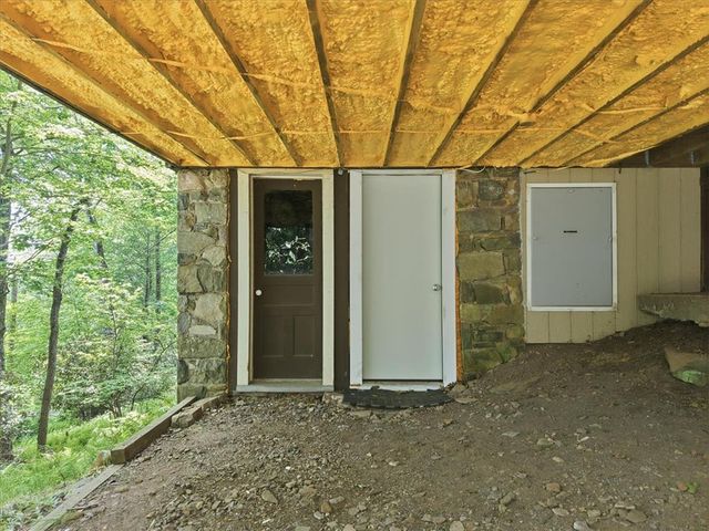 90 Oak Lane, Pocono Twp, PA 18370