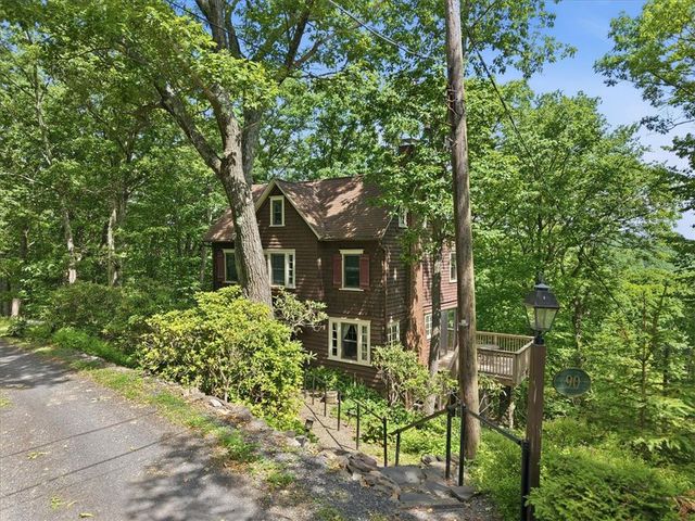 90 Oak Lane, Pocono Twp, PA 18370